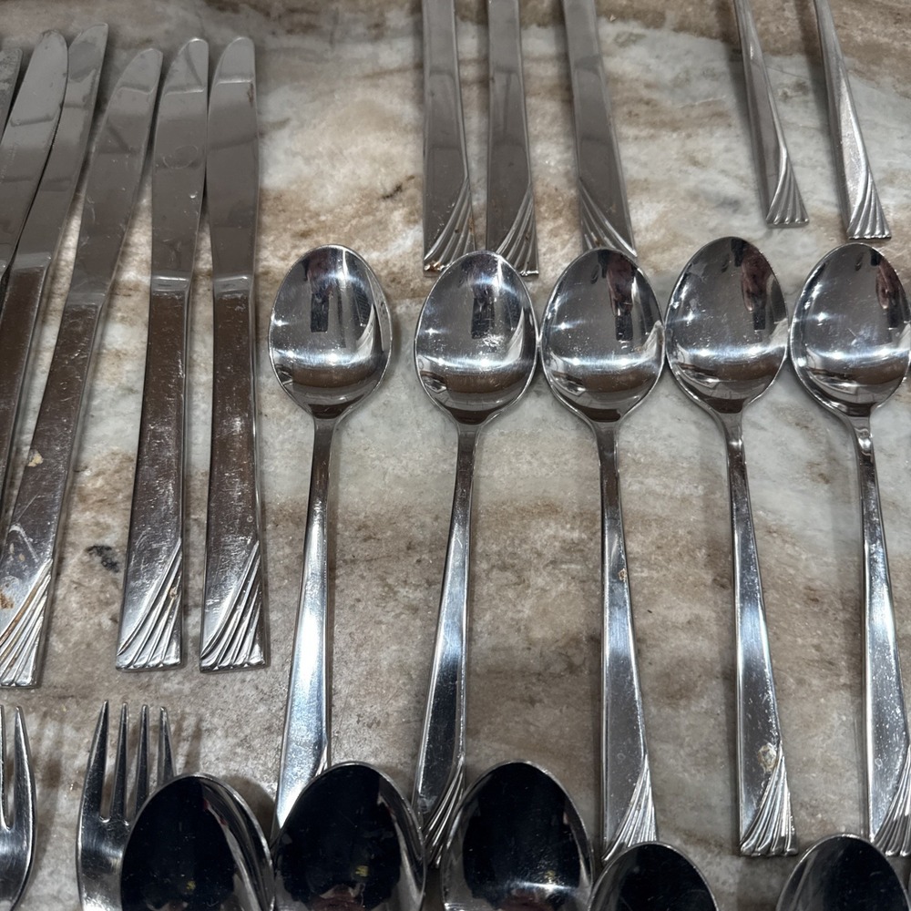 Reed & Barton Select Canaveral Stainless Flatware 35 Pc Lot Knives Forks Spoons - Picture 7 of 16